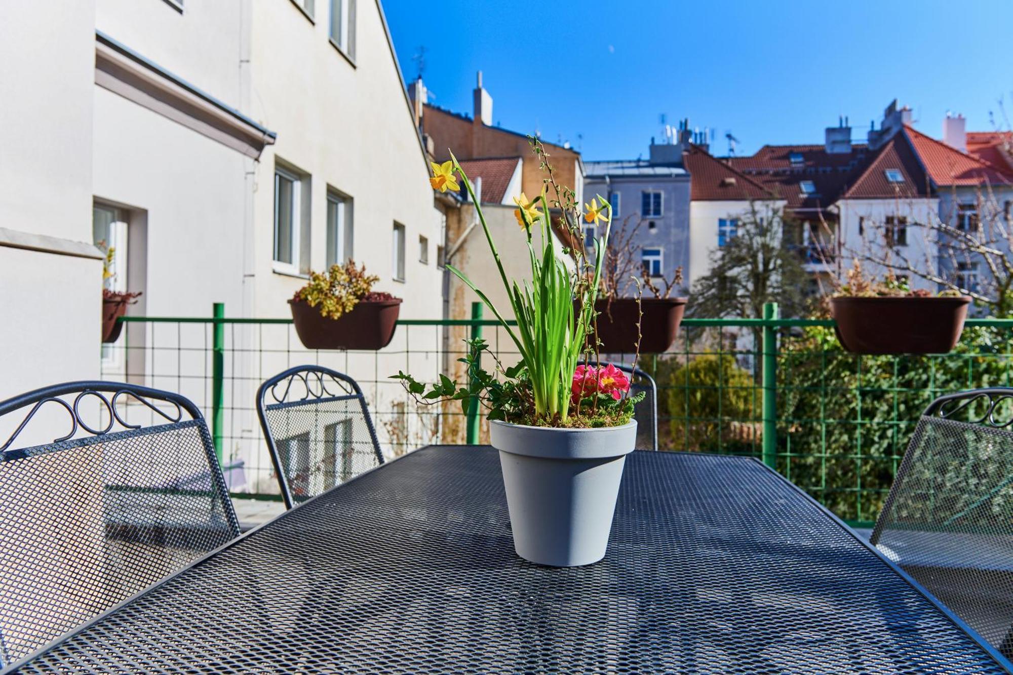Cozy Apartments With Terrace Near Prague Castle Exterior photo