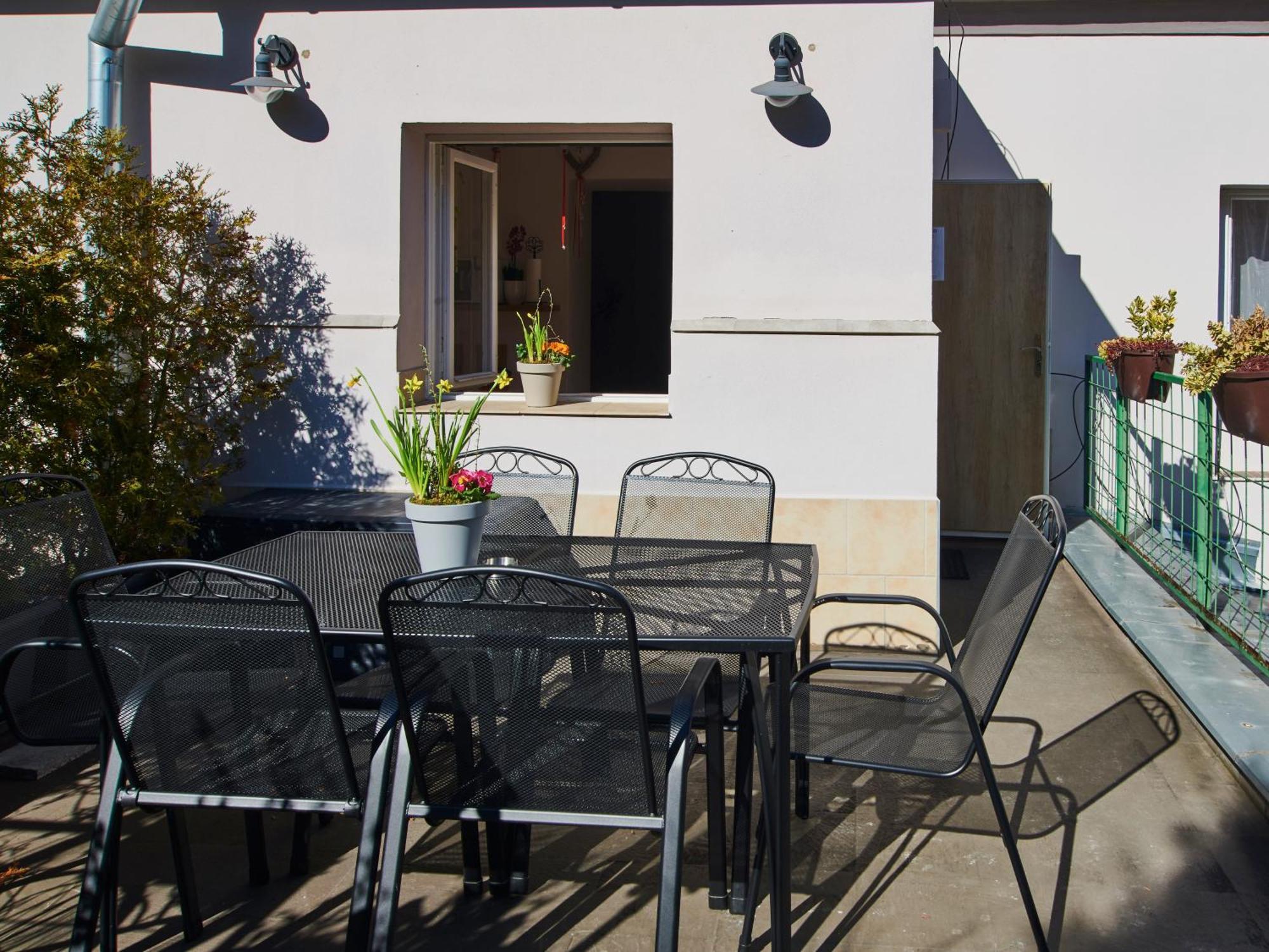 Cozy Apartments With Terrace Near Prague Castle Exterior photo